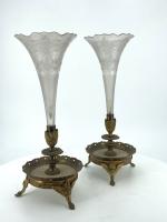 Paire de vases cornet en cristal sur monture bronze doré...
