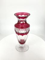 VAL SAINT LAMBERT : Vase balustre en cristal taillé et...