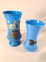 Lot de deux vases en opaline bleue, l'un à décor...