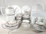 Lot de porcelaine comprenant : 
- HAVILAND-Limoges : 12 tasses...