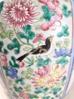 CHINE XXe s. : Vase balustre en porcelaine dans le...