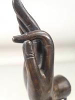 THAILANDE, XXe s. : Main de Bouddha en bronze à...