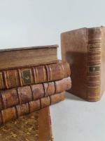 2 cartons de volumes reliés XVIIIe siècle: Histoire, science, littérature,...