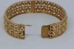 Bracelet rigide ouvrant en or 18 k à motifs géométriques...
