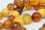 Collier en 30 perles d'ambre (diamètre 17 à 22 mm)