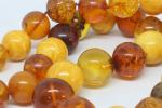 Collier en 30 perles d'ambre (diamètre 17 à 22 mm)