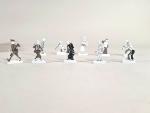 Suite de 10 figurines plates en noir et blanc représentant...