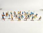 Suite de 32 figurines plates en métal polychrome représentant Tintin....