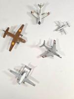 Lot de cinq petits avions dont Solido, CIJ et Dinky...