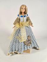 Un carton de vêtements de poupées divers dont Marie-Françoise d'origine...
