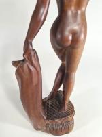 Ecole de Bali, XXe siècle : Femme nue. Sculpture en...