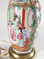 CANTON, Fin XIXe siècle : Vase balustre en porcelaine à...