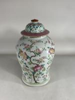 CHINE, XIXe siècle : Potiche de forme balustre en porcelaine...