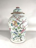 CHINE, XIXe siècle : Potiche de forme balustre en porcelaine...