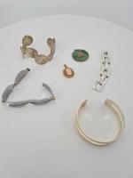 Lot de bijoux fantaisie comprenant 3 bracelets en métal, deux...