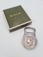 CHRISTOFLE : Décapsuleur en métal argenté orné d'une médaille figurant...