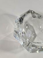 BACCARAT : Cendrier de forme géométrique en cristal 
Signé sous...