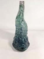 Vase formant tête de poisson en verre peint vert 
H....