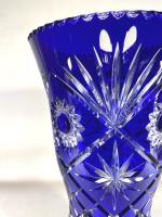 Important vase en cristal bleu à décor taillé d'étoiles, fleurs,...