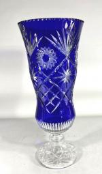 Important vase en cristal bleu à décor taillé d'étoiles, fleurs,...
