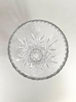 Vase en cristal taillé à décor de pointe de diamant...