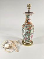CANTON, Fin XIXe siècle : Vase balustre en porcelaine à...