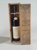 Deux coffrets comprenant 
- 1 bouteille d'Armagnac vieux Hors D'Age...