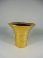 Manufacture de MONACO : Vase en porcelaine à liseré doré,...