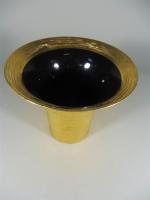 Manufacture de MONACO : Vase en porcelaine à liseré doré,...