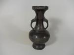 CHINE - XIXe siècle : Vase balustre en bronze à...