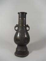 CHINE - XIXe siècle : Vase balustre en bronze à...