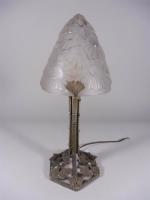 DEGUE : Lampe en fer patiné gris à décor floral,...
