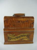 Graphophone COLUMBIA en bois verni , modèle AT par l'American...