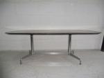 MOBILIER INTERNATIONAL : Grande table en marbre gris reposant sur...