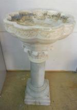Bénitier en marbre sculpté à vasque polylobée reposant sur une...