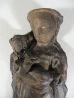 Vierge à l'enfant, sujet d'applique en pierre, probablement un travail...