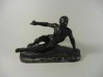 MADRASSI Luca (1848-1919) : Gladiateur à terre, sculpture en bronze...