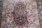 GOUM Iran, tapis entièrement en soie à décor de fleurs...