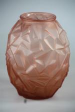 Vase en verre teinté rose, art déco. Hauteur 22 cm...