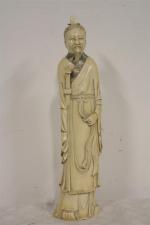 CHINE vers 1930-1940 : Deux statuettes en ivoire représentant deux...