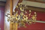Lustre 12 lumières en métal doré sculpté de fleurs de...