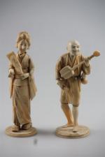 Deux okimono en ivoire représentant une jeune femme et un...