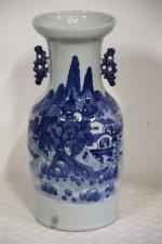Vase en porcelaine de Chine vers 1900. H: 43.5 cm....