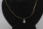 collier torque en or 18k. 5 gr et pendentif perle...