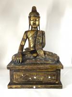 THAILANDE : Bouddha accroupi en bois sculpté et patiné doré...