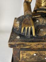 THAILANDE : Bouddha accroupi en bois sculpté et patiné doré...