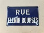 Plaque émaillée bombée "Rue Elemir Bourges" (Manosque) 
24,5 x 39...