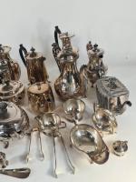 Important lot de métal argenté comprenant cafetières, théières, pots à...