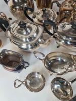 Important lot de métal argenté comprenant cafetières, théières, pots à...