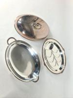 ANGLETERRE : Deux plats oblongs couverts en métal argenté à...